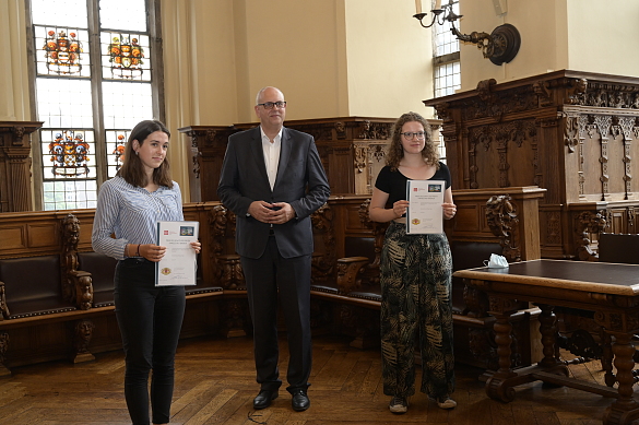 Hier sehen Sie ein Bild von Ronja Engels, Anina Simon und Dr. Andreas Bovenschulte bei der Preisverleihung im Bremer Rathaus.