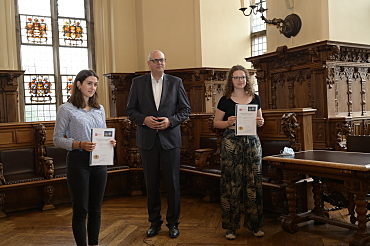 Hier sehen Sie ein Bild von Ronja Engels, Anina Simon und Dr. Andreas Bovenschulte bei der Preisverleihung im Bremer Rathaus.