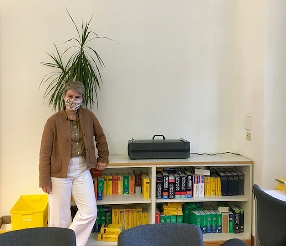 Hier sehen Sie Schulleiterin Claudia Dreyer neben dem installierten Luftreiniger.