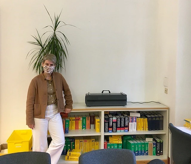 Hier sehen Sie Schulleiterin Claudia Dreyer neben dem installierten Luftreiniger.