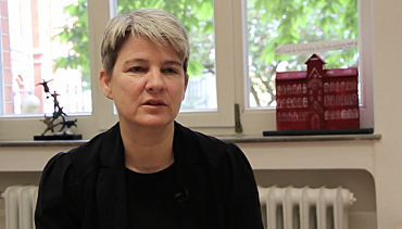 Hier sehen Sie einen Interview mit der Schulleitung und Schüler:innen zur Digitalen Drehtür.