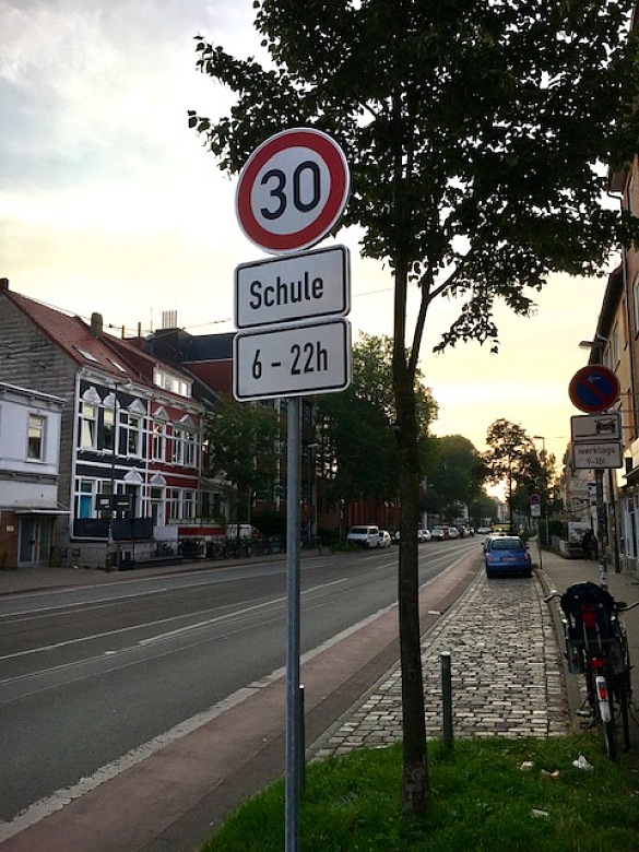 Hier sehen Sie ein Foto der 30er Zone in der Hamburger Straße