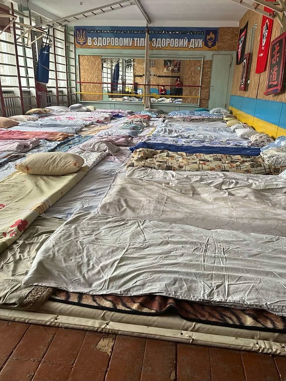 Hier sehen Sie ein Bild der umfunktionierten Turnhalle mit Betten.