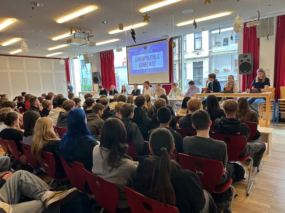 Hier sehen Sie ein Bild der Podiumsdiskussion im Forum der Schule im Rahmen der Europawahl.