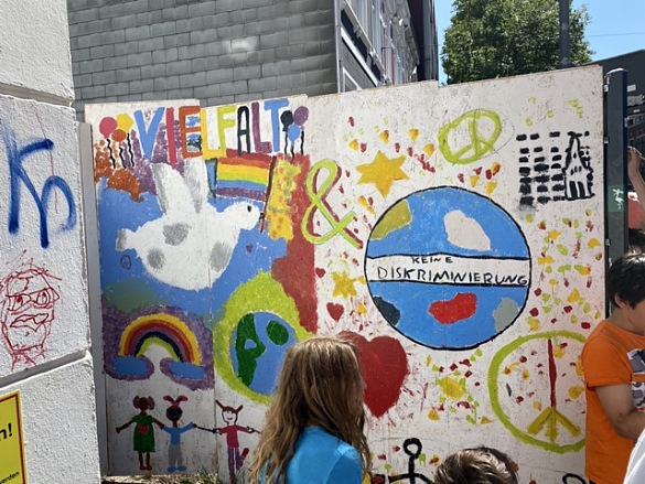 Hier sehen Sie die 6b bei der Wandgestaltung.