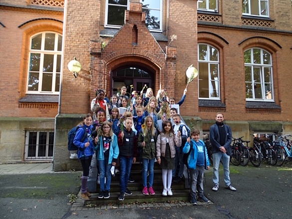 Sie sehen hier ein Foto der Klasse 5a und ihres Klassenlehrers Herr Michael Reimann