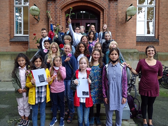 Sie sehen hier ein Foto der Klasse 5b und der Klassenlehrerin Frau Julia Schindler