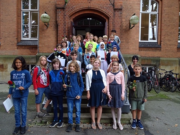 Sie sehen hier ein Foto der Klasse 5c und der Klassenlehrerin Frau Dr. Christina Lange