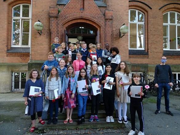 Hier sehen Sie ein Foto der Klasse 5d und des Klassenlehrers Herr Jan Reimer