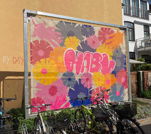 Hier sehen Sie den neuen Banner auf dem Schulhof.