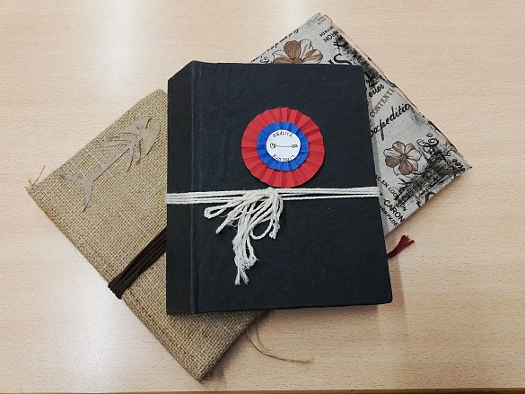 Hier sehen Sie ein Foto von Tageb&uuml;cher, die von Sch&uuml;ler*innen erstellt wurden.