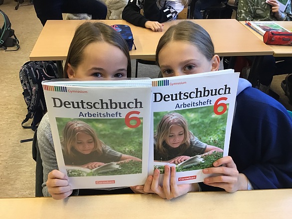 Hier sehen Sie Sch&uuml;ler*innen mit ihrem Deutsch-Arbeitsheft.
