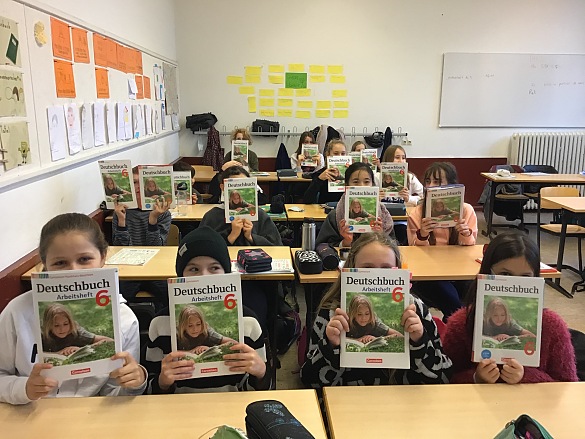 Hier sehen Sie Sch&uuml;ler*innen mit ihrem Deutschbuch.