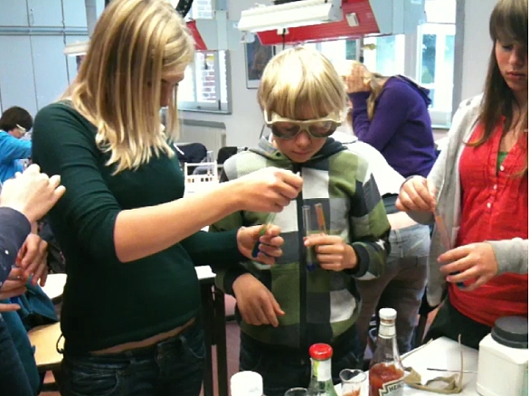 Hier sehen Sie Sch&uuml;ler*innen beim Experimentieren.